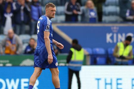 Griff zur Pfeife: Vardy hilft benommenem Schiedsrichter Griff zur Pfeife: Vardy hilft benommenem Schiedsrichter
