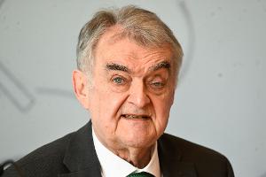 AfD-Mitglieder aus Staatsdienst entfernen? Reul skeptisch