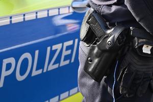 Bewaffneter Mann von Polizisten bei München angeschossen