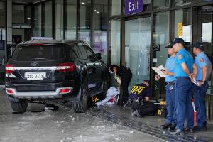 Auto fährt in Menschen am Flughafen Manila - zwei Tote