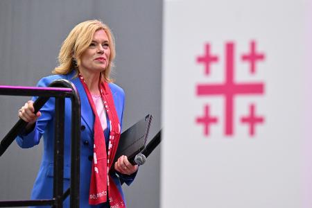 Bundestagspräsidentin Klöckner hatte mit Kritik an der Kirche eine Debatte ausgelöst.