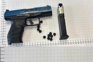 Bundespolizei beschlagnahmt Schreckschusspistole und Einhandmesser