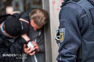 Bierflaschenwürfe am Hauptbahnhof - Pech für couragiert Einschreitenden