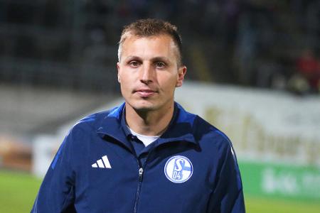 Jakob Fimpel - Ist erneut Interimslösung der Knappen. Der eigentliche U23-Coach arbeitet weiterhin an seiner UEFA-Pro-Lizenz. Laut 'Der Westen' kamen zuletzt Gedankenspiele auf, Fimpel könnte mit Tim Hogland an der Seite zum Cheftrainer aufsteigen. Denn mit Frank Baumann heuert ein neuer Chef an, der bei Werder bewies, dass er jungen Trainern Chancen gibt. Bei seiner letzten Kurz-Mission holte Fimpel einen Sieg und ein Remis.