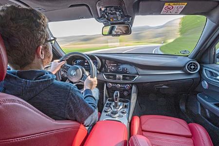 Alfa Romeo Giulia 2.0 T Q4, Cockpit + Fahrer