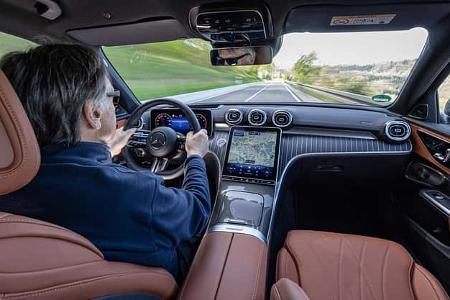 Mercedes C 300 4Matic, Cockpit + Fahrer