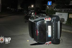 Unbekannte werfen Auto um