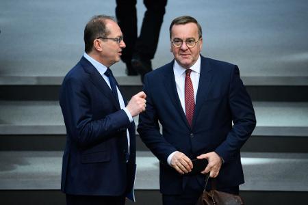 Zwei mit Erfahrung als Bundesminister: Alexander Dobrindt (l, CSU) und Boris Pistorius (SPD). (Archivbild)