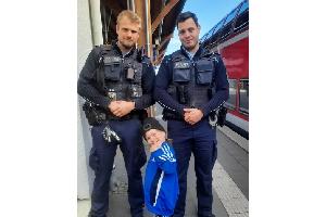 Vierjähriges Kind steigt allein in den Zug - Glückliche Familienzusammenführung
