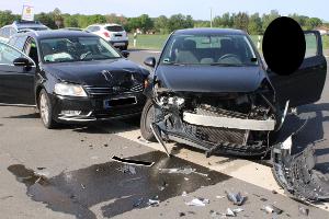 Airbags ausgelöst - zwei Pkw kollidieren auf Kreuzung