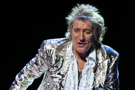 …Rod Stewart, der ebenfalls am Strand von Rio am 31. Dezember 1994 vor 3,5 Millionen Menschen seine Hits zum Besten gab. Ebenso viele Gäste konnte Synthie-Popstar Jean-Michel Jarre 1997 anlässlich der 850-Jahr-Feier der Stadt Moskau begrüßen.