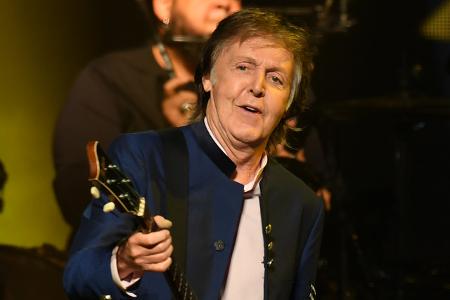 Aber die brasilianische Metropole hat noch mehr zu bieten als nur Strand, das wissen auch die folgenden Weltstars. Denn ins riesige Maracanã-Stadion passen auch eine Menge Menschen. Paul McCartney loc ...