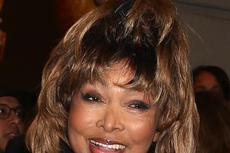 …Tina Turner waren es zwei Jahre zuvor nur 4.000 Zuschauer*innen weniger. 1980 hatte Frank Sinatra ein Publikum von 170.000 in der Fußball-Arena versammelt.