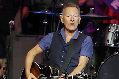 Aber auch in Deutschland konnten große Stars schon entsprechend große Menschenmassen anziehen. Bruce Springsteen spielte 1988 ein gutes Jahr vor dem Mauerfall auf der Radrennbahn Weißensee in Ostberli ...