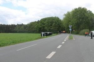 Sattelzug mit angehängtem Auflieger kippt nach Beinaheunfall im Seitenraum um