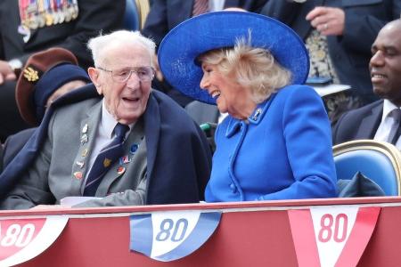 Königin Camilla amüsiert sich bei VE-Day-Parade mit Veteranen Königin Camilla amüsiert sich bei VE-Day-Parade mit Veteranen