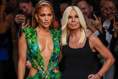 Von Bondage bis Barbiecore: Diese Versace-Looks haben die Mode geprägt