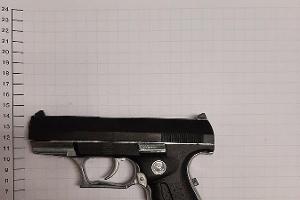 Täuschend echt - Bundespolizei stellt Spielzeugwaffe sicher