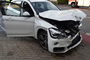 Hyundai überschlägt sich nach Zusammenstoß mit BMW - Beifahrerin schwer verletzt
