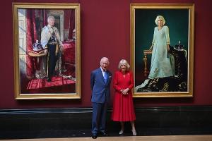 Krönungsjubiläum: Charles und Camilla enthüllen neue Porträts