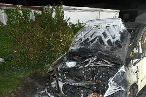 Unbekannte setzten PKW in Brand