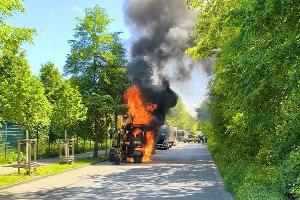 Bagger brennt vollständig aus - starke Verkehrseinschränkungen in Essen-Bergeborbeck