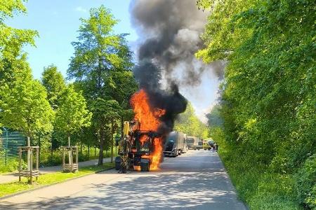 Blick auf die Einsatzstelle Foto: Feuerwehr Essen Blick auf die Einsatzstelle Foto: Feuerwehr Essen