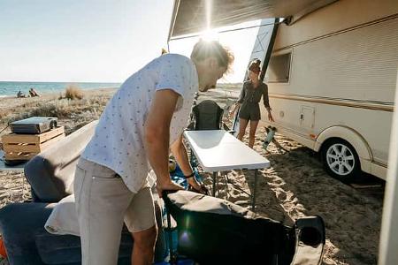 Strand, Camping, Wohnwagen, Sand, Campingzubehör, Pärchen Strand, Camping, Wohnwagen, Sand, Campingzubehör, Pärchen