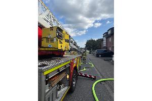 Wohnungsbrand mit Gebäudeschaden - Feuerwehr Ratingen im Einsatz