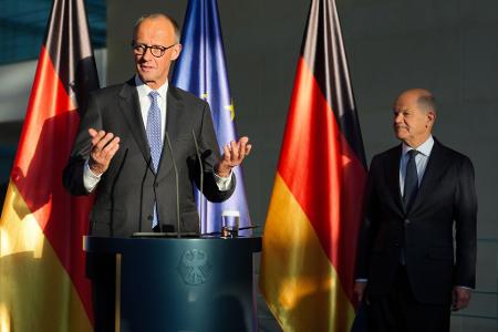 Die Äußerung bedeutet einen Kurswechsel gegenüber seinem Vorgänger Olaf Scholz ( SPD). Der hatte zwar im vergangenen Jahr den Einsatz deutscher Waffen wie den Mehrfachraketenwerfer Mars II gegen Stellungen auf russischem Territorium für die Region um die umkämpfte Großstadt Charkiw erlaubt.