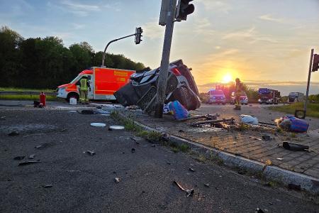 Der PKW blieb auf der Seite liegen Der PKW blieb auf der Seite liegen