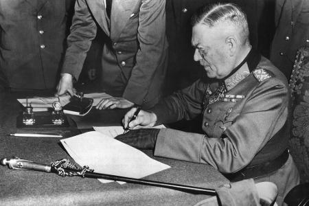 Der Oberkommandierende der Wehrmacht unterschreibt die Kapitulationserklärung kurz nach Mitternacht am 9. Mai 1945. Sie gilt rückwirkend ab 8. Mai. (Archivbild)