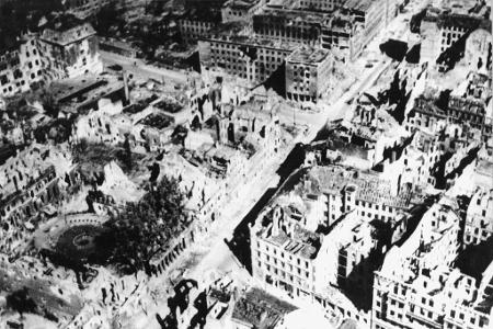 Der vom NS-Staat begonnene Weltkrieg hat nicht nur Berlin in weiten Teilen zerstört. (Archivbild)