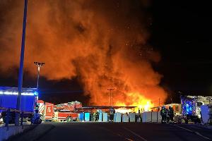 Großbrand an Baumarkt in Moers-Scherpenberg