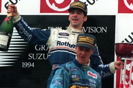 Hill triumphiert im Chaos - In Japan schlägt Hill postwendend zurück. Zunächst wird das Rennen bei strömenden Regen nach 13 Runden und einigen Unfällen gestoppt. Schumacher führt zu diesem Zeitpunkt mit 6,8 Sekunden vor Hill. Mit 60 Minuten Restlaufzeit auf der Uhr erfolgt der Re-Start. Nach Ablauf der Stunden kommt Hill 10,1 Sekunden vor Schumi ins Ziel. In der Addition setzt sich der Brite mit 3,3 Sekunden Vorsprung durch.