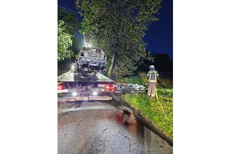 Abtransport des ausgebrannten Fahrzeuges Abtransport des ausgebrannten Fahrzeuges