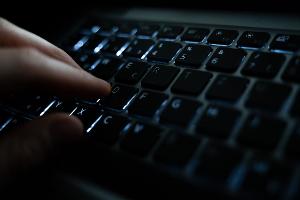 Drogenhandel im Netz - Ermittler nehmen Verdächtige fest