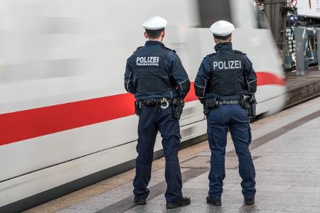 Eine Streife der Bundespolizei auf einem Bahnsteig an einem einfahrenden ICE.
Quelle Symbolfoto: Bundespolizei Eine Streife der Bundespolizei auf einem Bahnsteig an einem einfahrenden ICE.
Quelle Symbolfoto: Bundespolizei