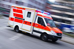Bei dem Vorfall sind drei Menschen schwer verletzt worden. (Symbolbild)