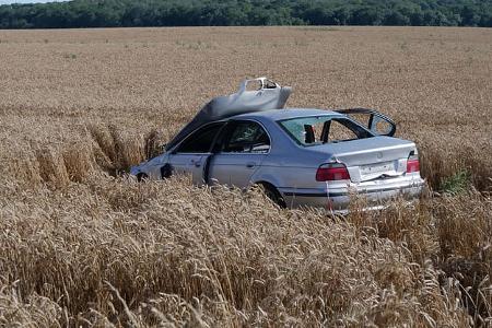 Schrottauto im Feld Schrottauto im Feld