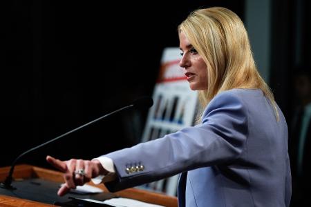 Erfolg für Trumps Justizministerin Pam Bondi: Anti-Drogenbehörden ist ein großer Schlag gegen den illegalen Drogenhandel gelungen. Erfolg für Trumps Justizministerin Pam Bondi: Anti-Drogenbehörden ist ein großer Schlag gegen den illegalen Drogenhandel gelungen.