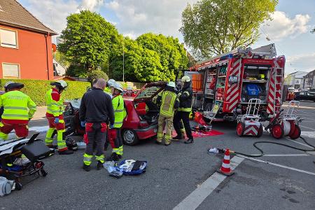 Schonend wurde die Patientin aus dem Fahrzeug befreit. Schonend wurde die Patientin aus dem Fahrzeug befreit.