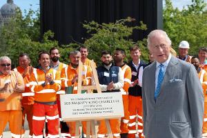 König Charles feixt mit Arbeitern des Londoner "Super-Abwasserkanals"