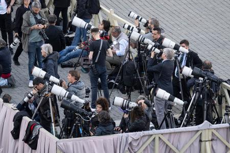 Auf dem Petersplatz warten Journalistinnen und Journalisten gespannt auf das erste Rauchzeichen aus der Sixtinischen Kapelle.