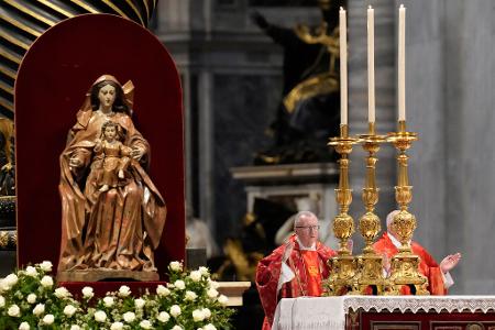 Kardinal Pietro Parolin (l) zelebriert die Abschlussmesse der Kardinäle im Petersdom vor dem Konklave.
