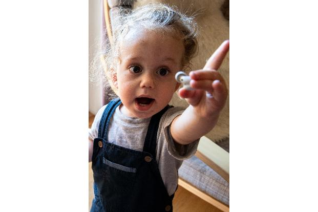 Am besten bekommen Kleinkinder Dinge, die sie verschlucken könnten, gar nicht erst in die Hand.