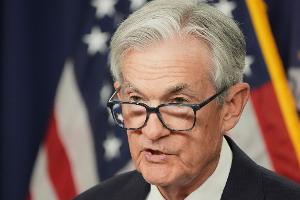 Zölle bremsen US-Notenbank - Fed trotzt Trump