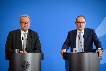 Die neuen Maßnahmen stellte Bundesinnenminister Alexander Dobrindt (CSU) gemeinsam mit Bundespolizeipräsident Dieter Romann vor.