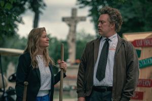 Neue Serie "Drunter und Drüber": Prime Video schickt "Der Pass"-Duo auf den Friedhof