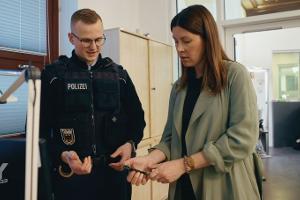 Recherchen zu Messer-Hype schockieren ARD-Journalistin: "Sie finden es cool"